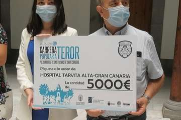  La Policía Local de la capital hace entrega de la recaudación de la XXI Carrera a Teror (Foto TA)